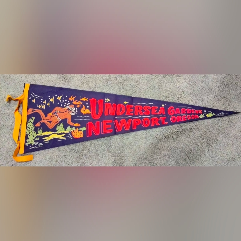 Vtg Undersea Gardens Newport Oregon Neon & Navy Felt Pennant  Scuba Diver Neat!